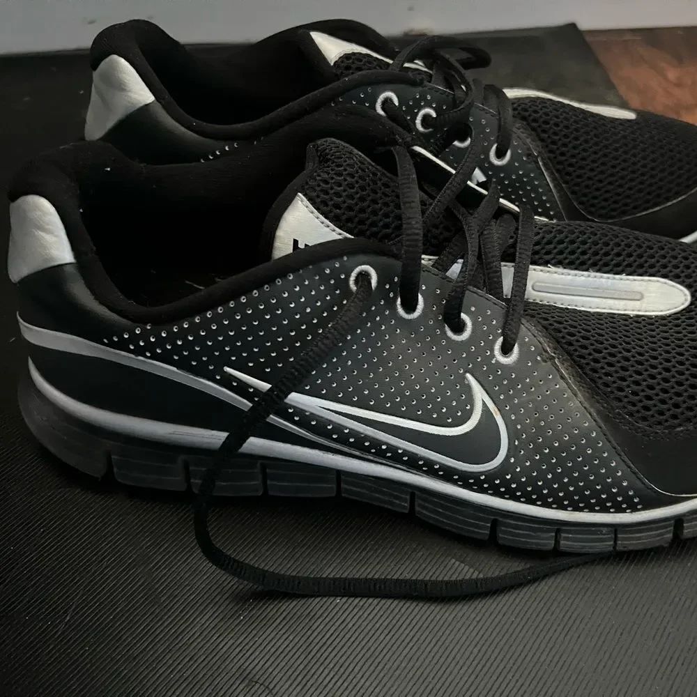NIKE Free Walk+ white size 10 433735-020 Black & Gray